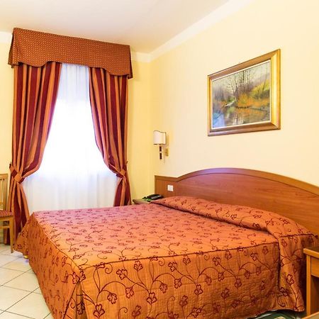 Hotel Ristorante Paladini Carisio ภายนอก รูปภาพ