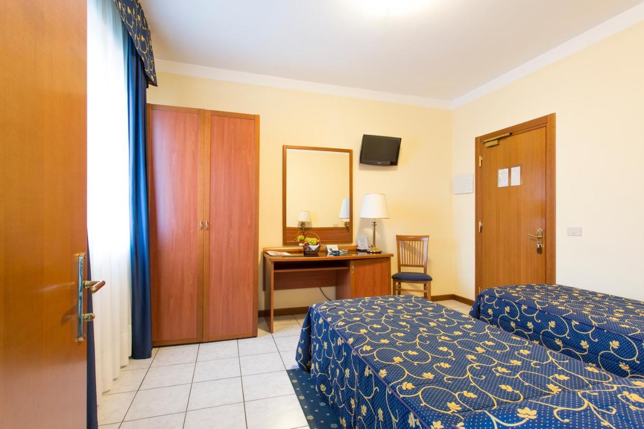 Hotel Ristorante Paladini Carisio ภายนอก รูปภาพ