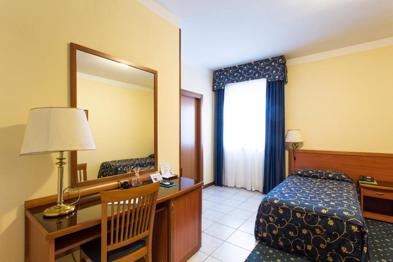 Hotel Ristorante Paladini Carisio ภายนอก รูปภาพ