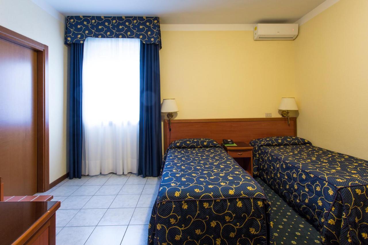 Hotel Ristorante Paladini Carisio ภายนอก รูปภาพ