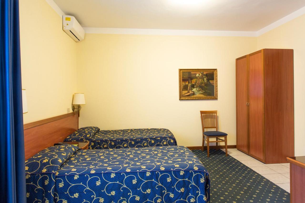Hotel Ristorante Paladini Carisio ภายนอก รูปภาพ